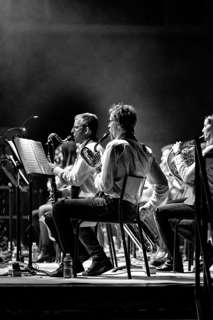 Marc SANCHEZ en train de jouer du saxophone barython lors d'un concert à Gevrey Chambertin.