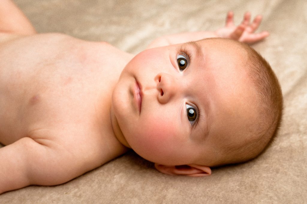 Portrait d'un nouveau-né lors d'une séance naissance en studio.