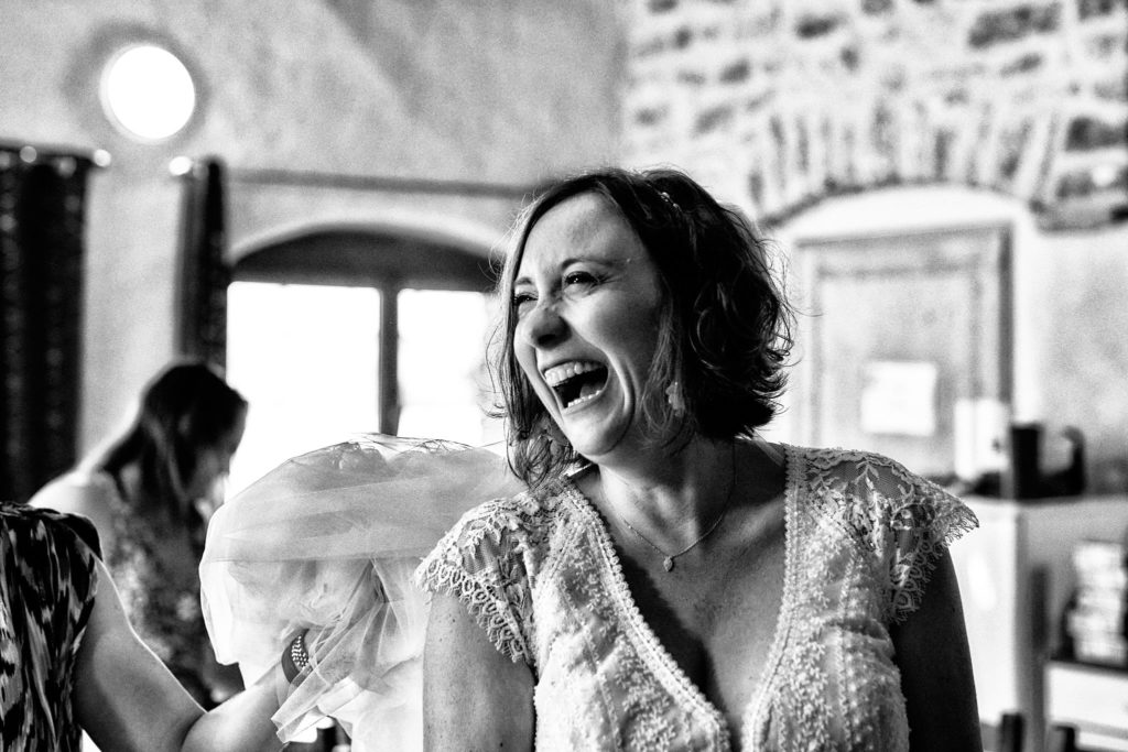 La mariée rit aux éclats