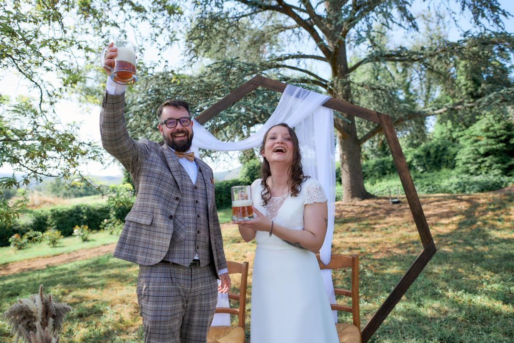 Échange des vœux pendant le mariage - Les mariés trinquent à la bière plutôt que d'échanger leurs alliances