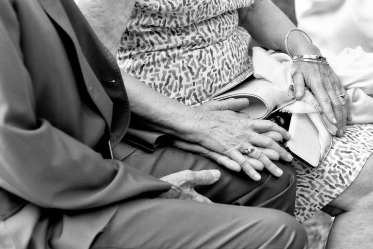 Close-up sur un enlacement de mains de personnes âgées lors d'un mariage