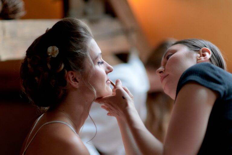 Séance maquillage lors d'un mariage