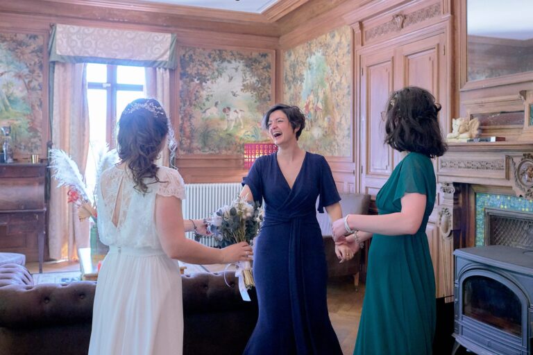 Rire aux éclats d'une témoin lors des préparatifs de la mariée.