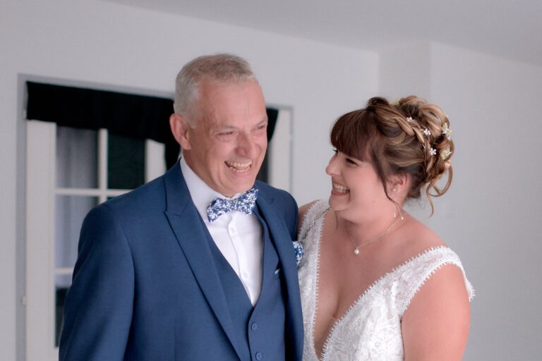 Un papa ému suite à la découverte de sa fille en robe de marié.