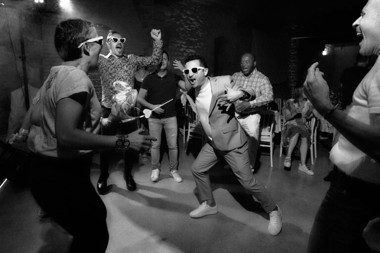 Invités en pleine danse lors d'une fête de mariage.