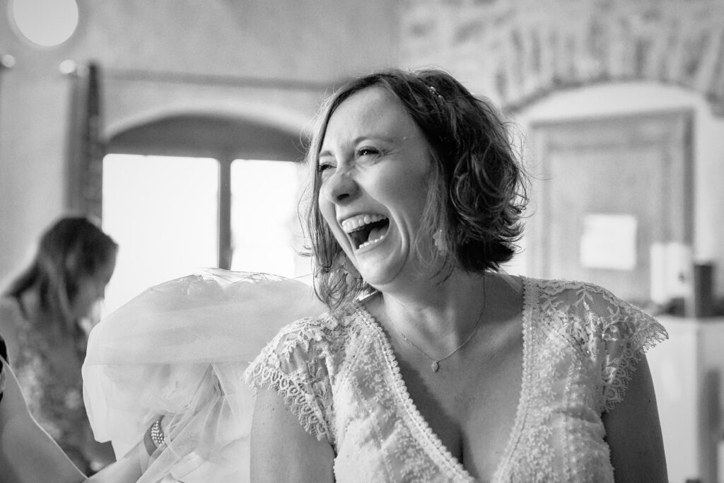 Mariée riant aux éclats.