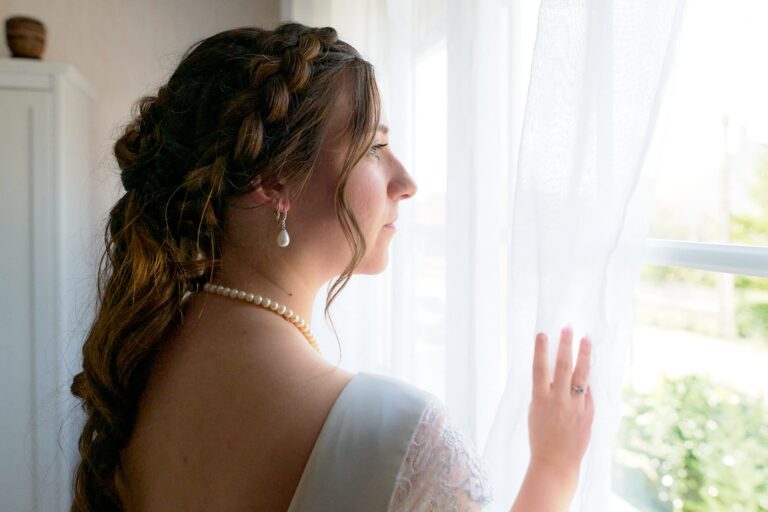 La mariée regarde par la fenêtre... mais pourquoi ?