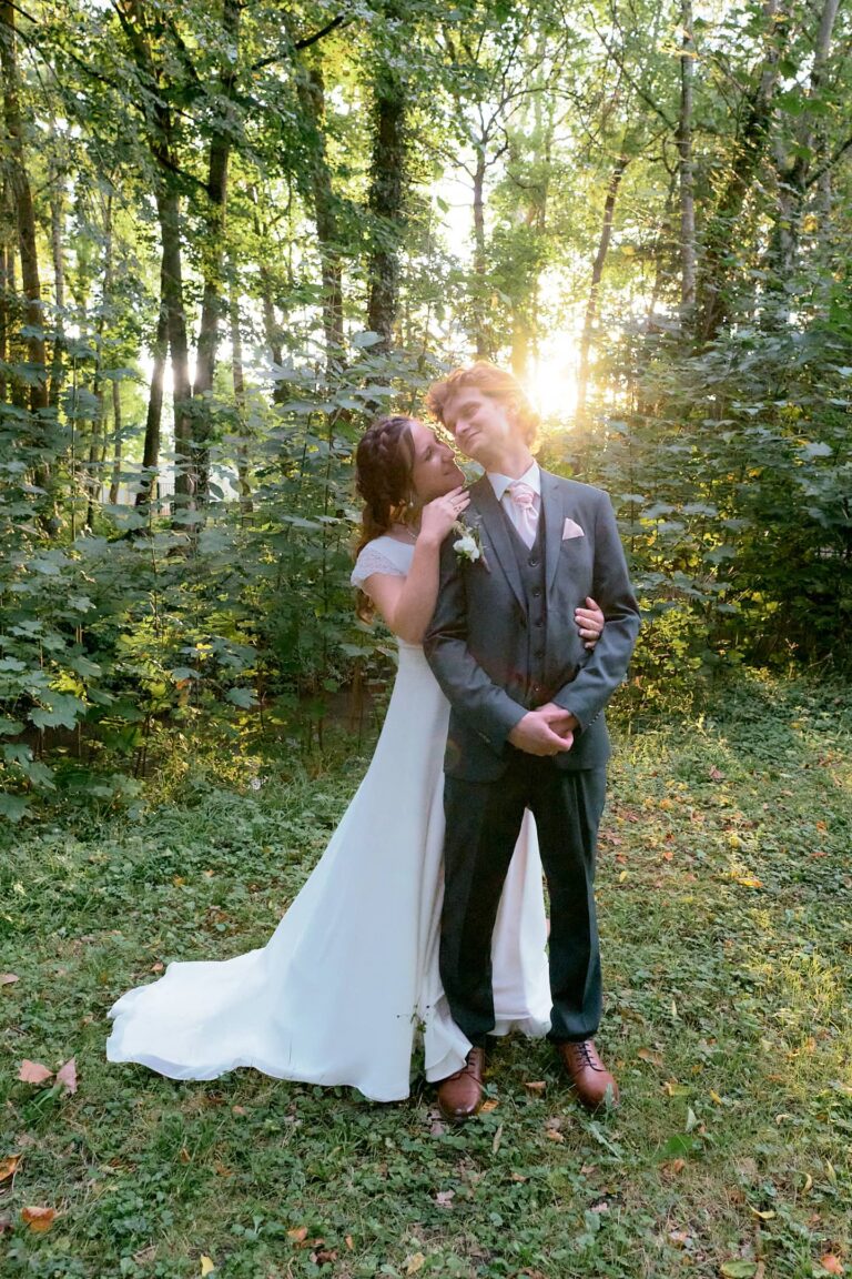 Couple se regardant au soleil couchant.