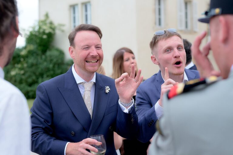 Conversation animée d'invités lors d'un mariage