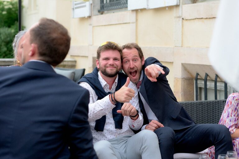 Invités pointant le photographe du doigt lors d'un mariage