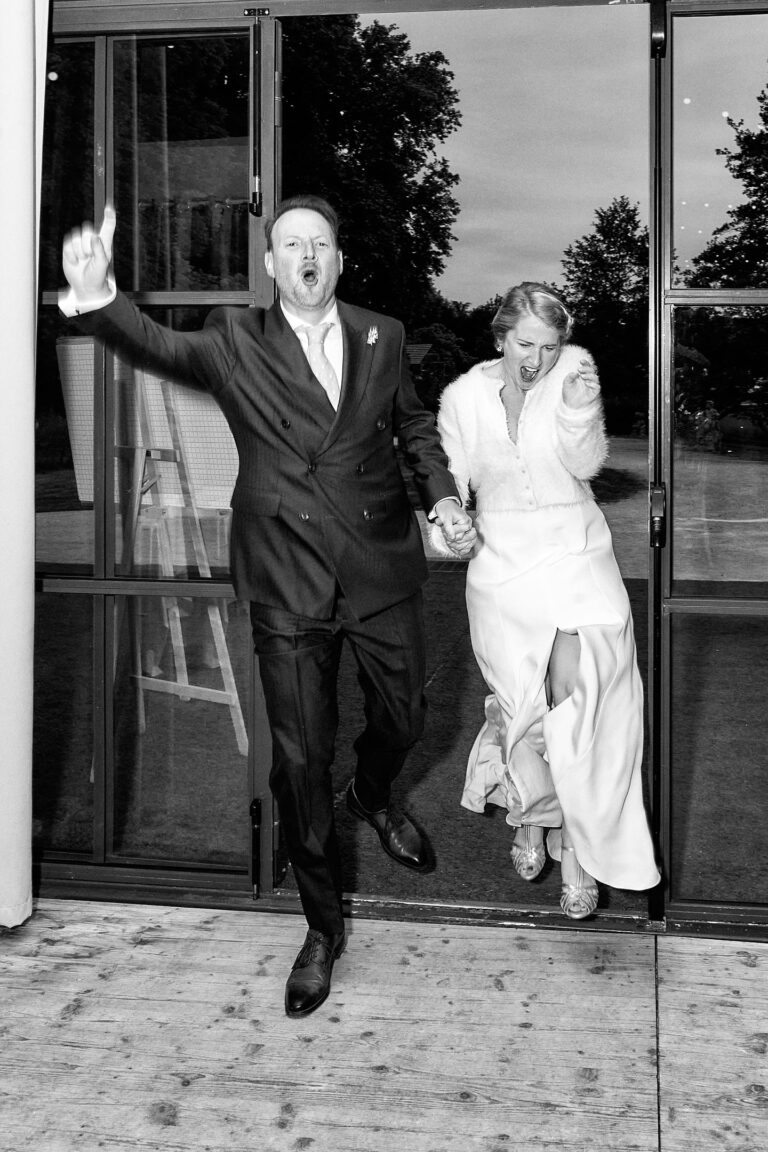 Entrée ambiancé des mariés au moment du repas.