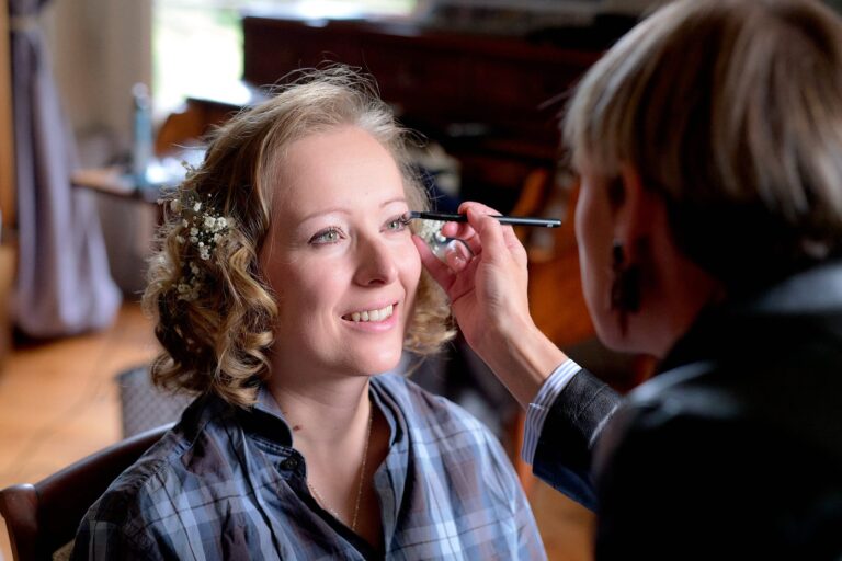 Maquillage d'une mariée lors des préparatifs.